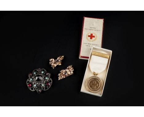 A COLLECTION OF JEWELLERY, to include a white precious metal pierced ring mount, with onyx baton border (stones deficient), a