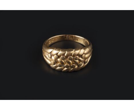 AN 18CT GOLD KEEPER RING, ring size O
