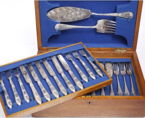 AN OAK BOX OF SILVER PLATED CUTLERY, including a fitted set of twelve knives and forks, a set of twelve fish knives and forks