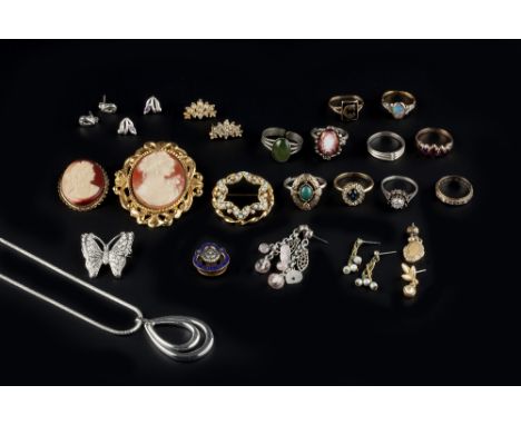 A COLLECTION OF JEWELLERY, to include a garnet five stone ring, the oval mixed-cut garnets in closed foil-backed setting, 9ct