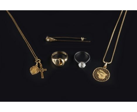 A SMALL COLLECTION OF JEWELLERY, comprising a yellow precious metal dress ring, stamped '750', a circular panel pendant on a 