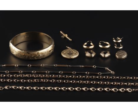 A SMALL COLLECTION OF JEWELLERY, comprising a two colour precious metal baton-link chain, with swivel clasp stamped '18', sus