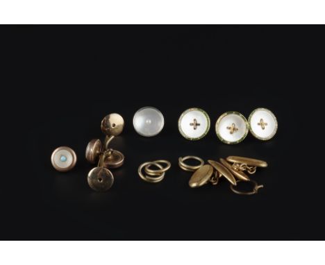 A COLLECTION OF GENTLEMAN'S JEWELLERY, comprising a set of three green enamel and mother of pearl buttons, a further mother o