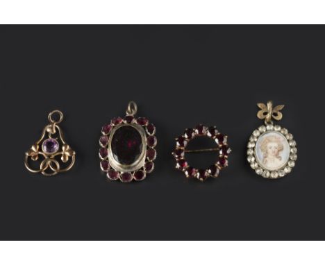 A SMALL COLLECTION OF GEM SET JEWELLERY, comprising a garnet circlet brooch, 9ct gold mounted, a garnet and red stone cluster