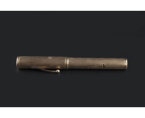 A 9CT GOLD MOUNTED FOUNTAIN PEN, with engine-turned decoration, hallmarked for London 1942, length 12.2cm