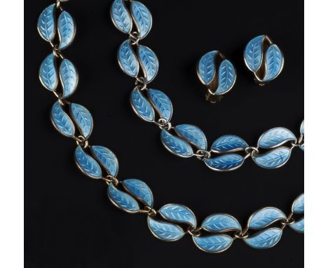 A NORWEGIAN SUITE OF BLUE ENAMEL JEWELLERY BY DAVID ANDERSEN, comprising a necklace, bracelet and earclips, of stylized doubl