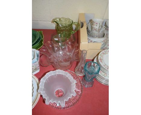 Mixed Lot: Assorted glass wares to include glass light shade, various bowls, vases etc
