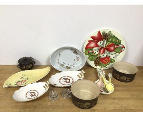 A mixed lot of china including two Carltonware serving dishes with a Chinese dragon to base of well (larger: 25cm x 17cm) and
