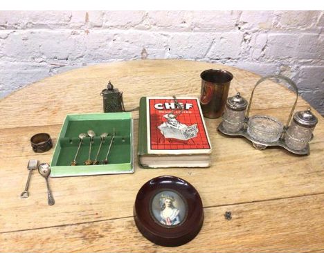 A mixed lot including a set of four coffee spoons with polished tiger's eye finials, in wire cages (each: 10cm), an Epns cond