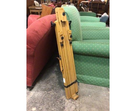 A modern artist's easel (folded: 94cm x 22cm) (losses to one knob)