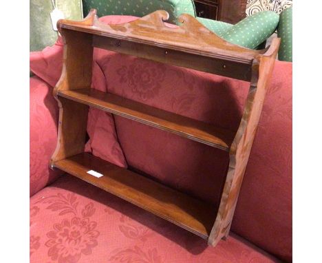 An Edwardian mahogany hanging shelf, with moulded three quarter gallery, above three shelves with reeded edges (60cm x 61cm x