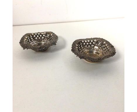 A pair of 1896 Birmingham silver pierced bonbon dishes (each: 3cm x 9cm) (combined: 68g)