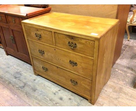 An early 20thc light elm chest of drawers, fitted two short drawers above two long drawers (73cm x 87cm x 48cm)