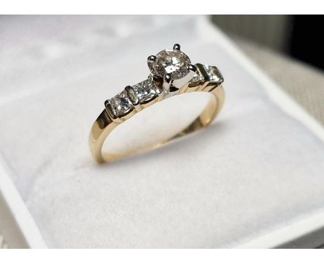 14k Gold &amp; Diamond Dress Ring, set with a round brilliant cut Diamond Centre (approx 0.4ct) w/Princess Cut Diamonds to Sh