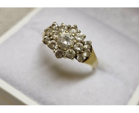 9ct Gold White Stone Cluster Ring - size L and weighs 2.5g 