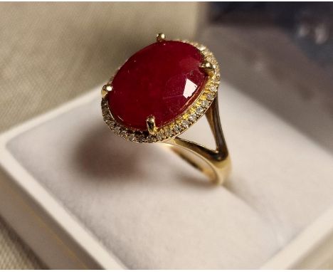 9ct Gold &amp; Large Ruby Dress Ring - 5.2g &amp; size N