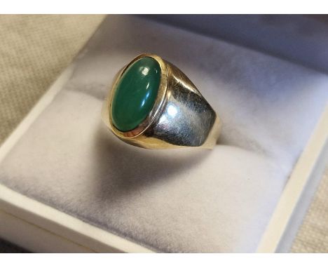 9ct Gold &amp; Jade (Nephrite) Dress Ring, size M &amp; 3.7g