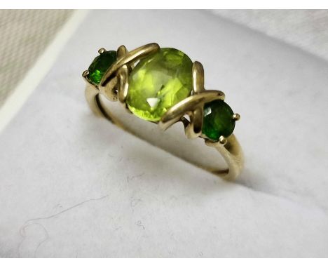  9ct Gold &amp; Peridot Trilogy/3-Stone Ring, Celtic Style, Size M and weighs 2.15g