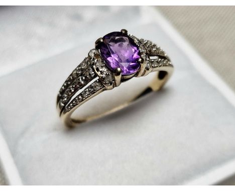 9ct Gold &amp; Ameythst Cluster Ring, Size S and weighs 2.8g approx