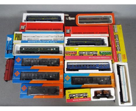 Jouef, Roco, Pico, Lima, Marklin, Schicht - 12 boxed items of HO gauge passenger and freight rolling stock. Lot includes Joue