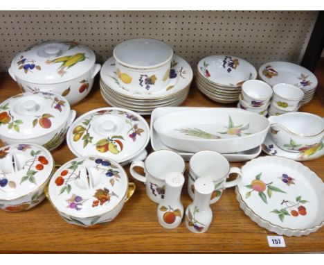 A LARGE PARCEL OF ROYAL WORCESTER 'EVESHAM' OVEN TO TABLEWARE