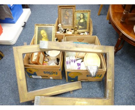A MIXED QUANTITY OF HOUSEHOLD GOODS AND COLLECTABLES including a vintage Roberts radio and a brass fire insert