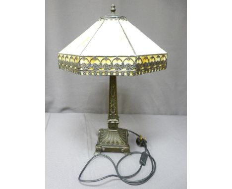 A FINE EXAMPLE TIFFANY STYLE TABLE LAMP, 38cms shade diameter