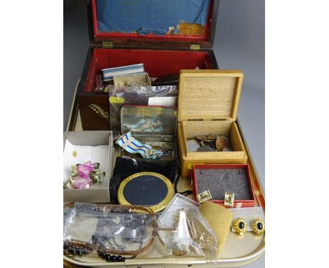 COMPACTS ALONG WITH OTHER COLLECTABLES including coins, cufflinks and fashion jewellery ETC