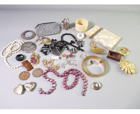 A MIXED GROUP OF JEWELLERY AND COLLECTABLES including a circular pietra dura yellow metal mounted brooch, a jet type ring, si