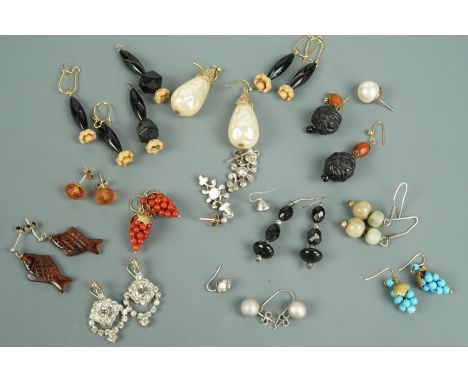 Several sets of vintage earrings including examples in jade