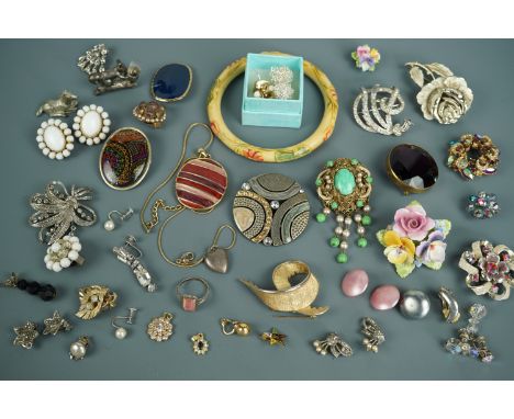 A quantity of vintage and later costume jewellery etc 