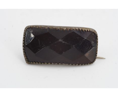 A Georgian faceted French jet mourning brooch, engraved verso "From W K to E K, 1820", 2 cm x 1 cm