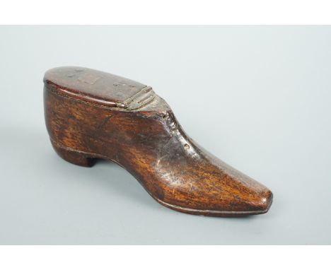 A Victorian treen pocket snuff box modelled as a gentleman's shoe, 11 cm