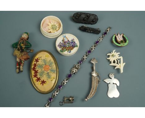 Sundry items of vintage jewellery including a white metal jambiya dagger tie clip, a Victorian jet Lily of the Valley brooch,