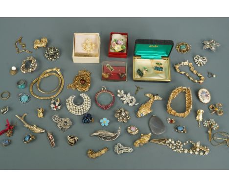 A quantity of vintage costume jewellery brooches etc including 1960s paua shell and tigereye cuff links