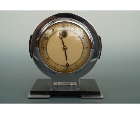 An Art Deco Smith's electric mantel or table clock, in chrome and ebonized wood, circa 1930, 15 cm