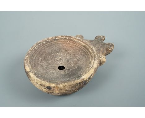 A Roman terracotta oil lamp, 8 cm 