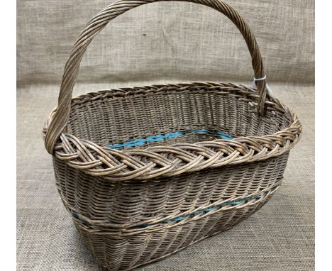 A vintage wicker hand basket, 40 x 20 x 40 cm high