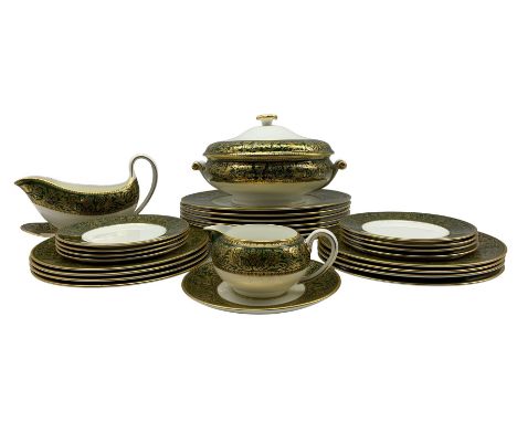 Wedgwood Florentine Arras Green pattern dinner service with green and for eight covers comprising, eight dinner plates, eight