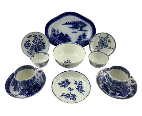 Early Worcester Three Flowers pattern bowl c1770 D12cm, two Worcester tea bowls and saucers in the Mansfield and Three Flower