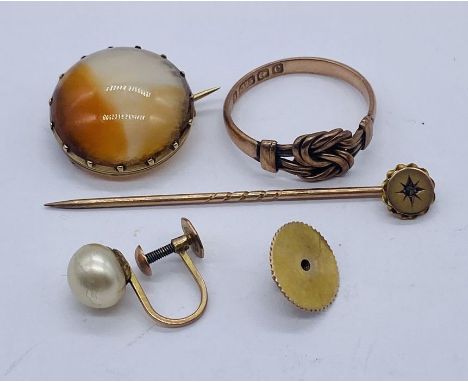 A 9ct gold ring, stick pin and stud back (total weight 3.5g) along with a 9ct earring and unmarked gold agate brooch