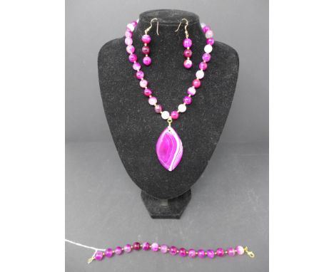 A set of beaded agate jewellery; necklace, bangle and earrings. 