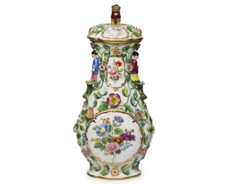 Deckelvase, Meissen um 1830.Von vierpaßig-ovalem Grundriß aufsteigender, tropfenförm. Korpus, d. Hals nach oben weitend, gewö