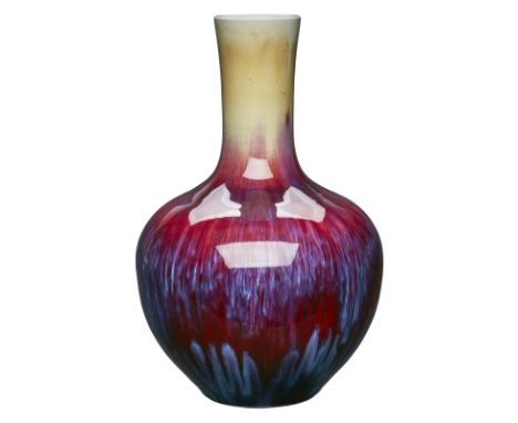 Gr. kugelige Vase, China 20. Jh.Porzellan m. Laufglasur "Flambée" in rot u. blau. Kugelige Bauchung m. langem Hals. Ungemarkt