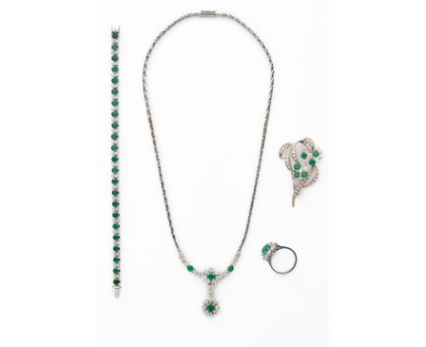 4-tlg. Smaragd-Schmuck-Set.18 kt WG, insg. besetzt m. 34 Smaragden, 123 Brillanten v. zus. ca. 7,40 ct u. 6 Diamant- Trapezen
