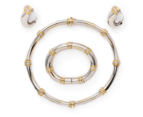 4-tlg. Goldschmuck-Garnitur.18 kt GG/WG. Bestehend aus 1 Collier, 1 Armspange u. 1 Paar Ohrclips. Polierte WG-Elemente in reg