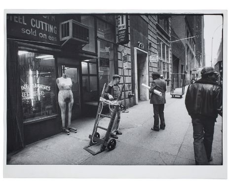 S/W-Fotografie Barbara Klemmgeb. 1939 Münster "New York" 1983 verso sign., bez., dat. sowie mit dem Fotografinnen-Stempel. 30