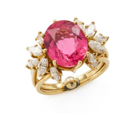 Turmalin-Diamant-Ring.18 kt GG, mittig besetzt m. 1 oval facettierten rosa Turmalin (ca. 12 x 10 mm) flankiert v. 10 kl. Diam
