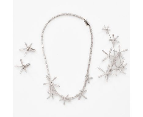 4-tlg. Schmuck-Garnitur m. Brillanten.18 kt WG, insg. besetzt m. zahlr. kl. Brillanten v. zus. 12,49 ct. Bestehend aus 1 Coll