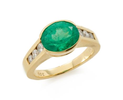 Smaragd-Brillant-Ring, Juw. Hans Paul Buchwald, Frankfurt 2. Hälfte 20. Jh.18 kt GG, mittig besetzt m. 1 oval facettierten Sm